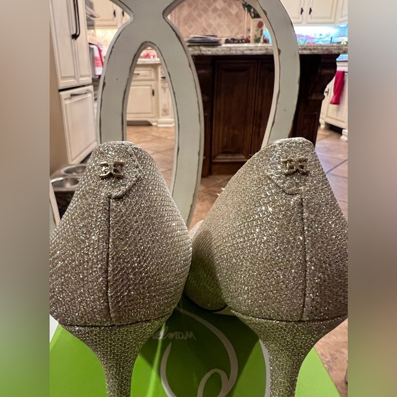 Sam Edelman 
Hazel pointed toe pump in Gold Mesh 
Size 7 1/2 - Picture 5 of 14